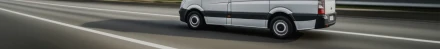 Biały bus do przewozu osób